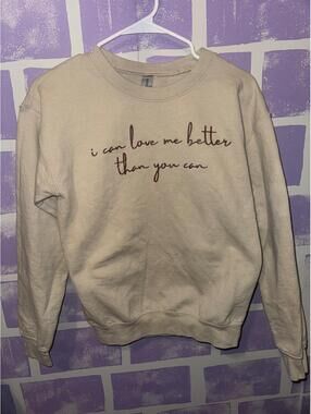 Gildan Women's Cream and Tan Sweatshirt